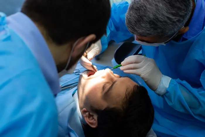 Cirugía maxilofacial para biopsias quistes y tumores bucales